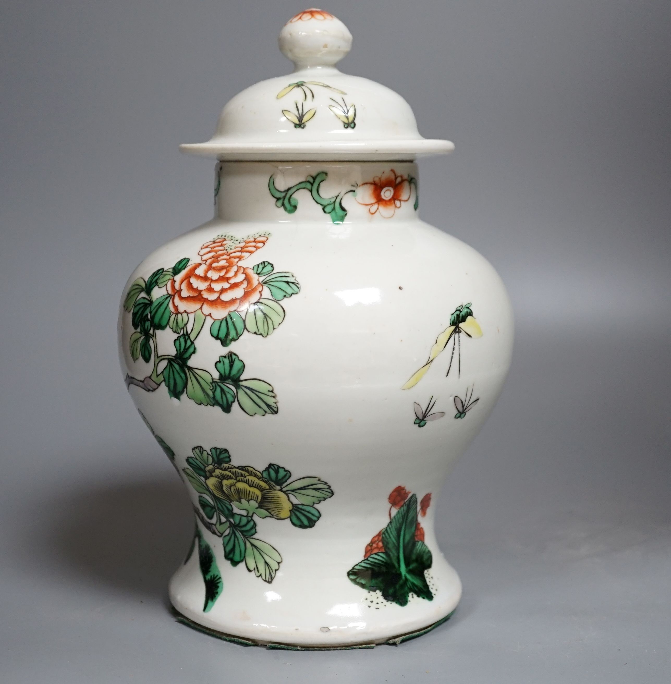 A Chinese Famille-Verte jar and cover decorated with Phoenix and flowers, 26cm